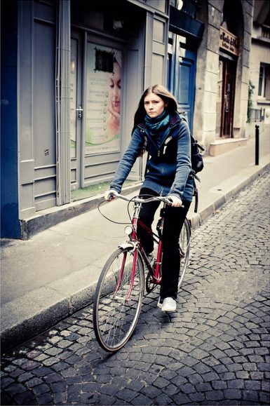 En bleu sur une bicyclette rouge