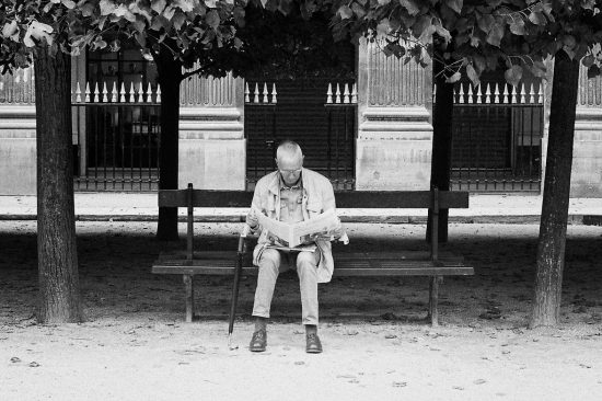 Parapluie, journal et bonne lecture