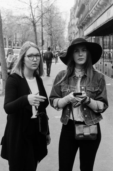 L'une porte un chapeau, l'autre des lunettes