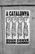 A black and white poster on a wall with the text "A CATALUNYA VOTAREM VOTAREM VOTAREM VOTAREM QUAN CONVÉ SEGUEM CADENES!" above four raised fists, symbolizing the Référendum de 2017 for the indépendance de la Catalogne.