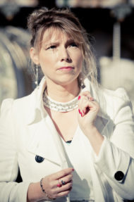 Aurore en blanc devant le manège