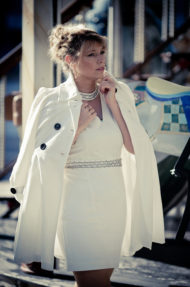 Aurore en blanc devant le manège
