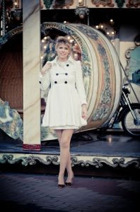 Aurore en blanc devant le manège