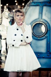 Aurore en blanc devant le manège