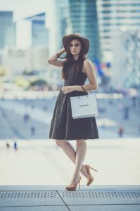 Anaïs et son chapeau en haut des marches de la grande arche / Couleurs