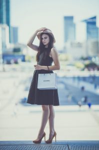 Anaïs et son chapeau en haut des marches de la grande arche / Couleurs