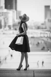 Anaïs et son chapeau en haut des marches de la grande arche / Noir et Blanc