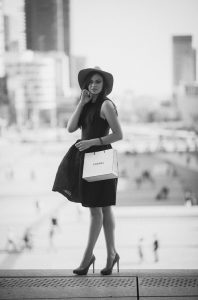 Anaïs et son chapeau en haut des marches de la grande arche / Noir et Blanc