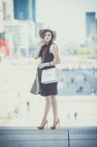 Anaïs et son chapeau en haut des marches de la grande arche / Couleurs