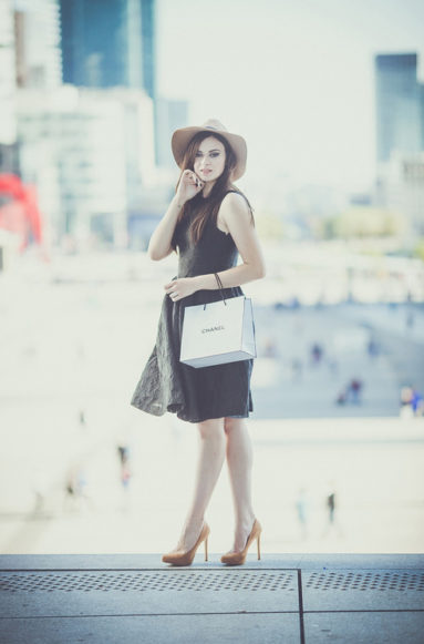 Anaïs et son chapeau en haut des marches de la grande arche / Couleurs