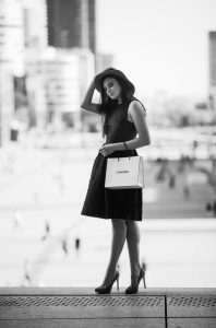 Anaïs et son chapeau en haut des marches de la grande arche / Noir et Blanc