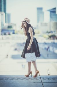 Anaïs et son chapeau en haut des marches de la grande arche / Couleurs