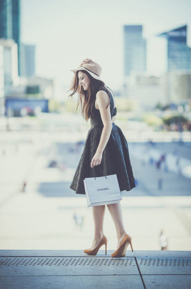 Anaïs et son chapeau en haut des marches de la grande arche / Couleurs