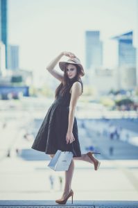 Anaïs et son chapeau en haut des marches de la grande arche / Couleurs