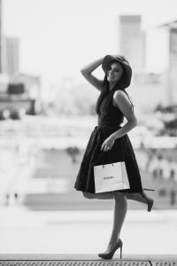 Anaïs et son chapeau en haut des marches de la grande arche / Noir et Blanc