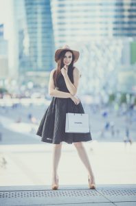 Anaïs et son chapeau en haut des marches de la grande arche / Couleurs