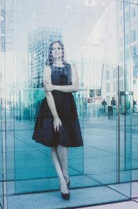 Anaïs dans la verrière de la grande arche