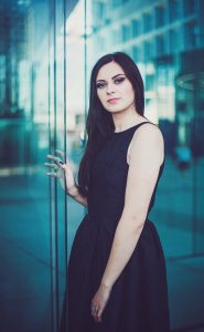 Anaïs dans la verrière de la grande arche