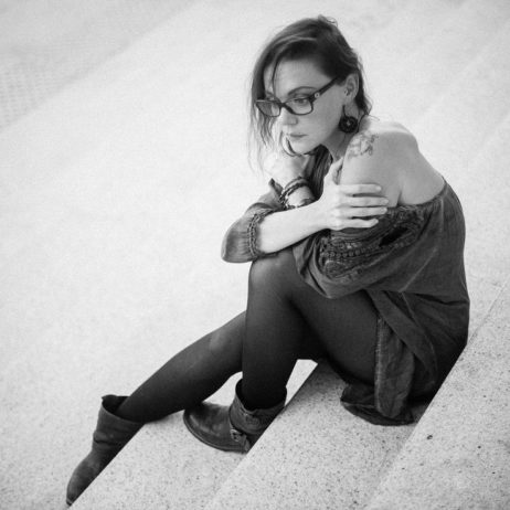 Gabrielle sur les marches de la grande arche