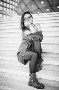 Gabrielle sur les marches de la grande arche