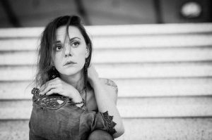 Gabrielle sur les marches de la grande arche