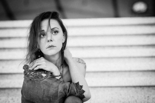 Gabrielle sur les marches de la grande arche