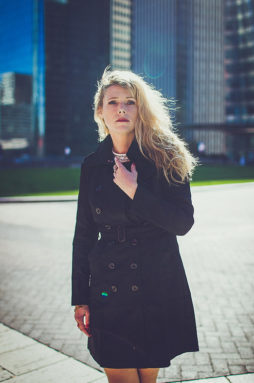 Aurore en noir sous le soleil de la Défense