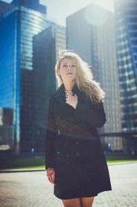 Aurore en noir sous le soleil de la Défense