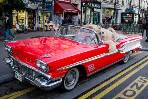 La bande de nounours et leur voiture rouge